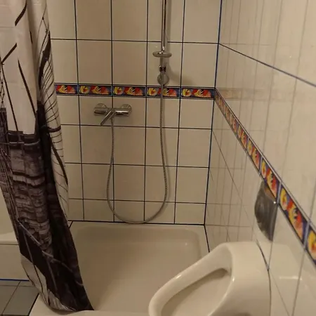Komfortable In Mit Voll Ausgestatteter Kueche Und Guter Verkehrsanbindung *